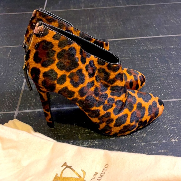 Beautiful faux hair leopard print booties - Picture 2 of 5